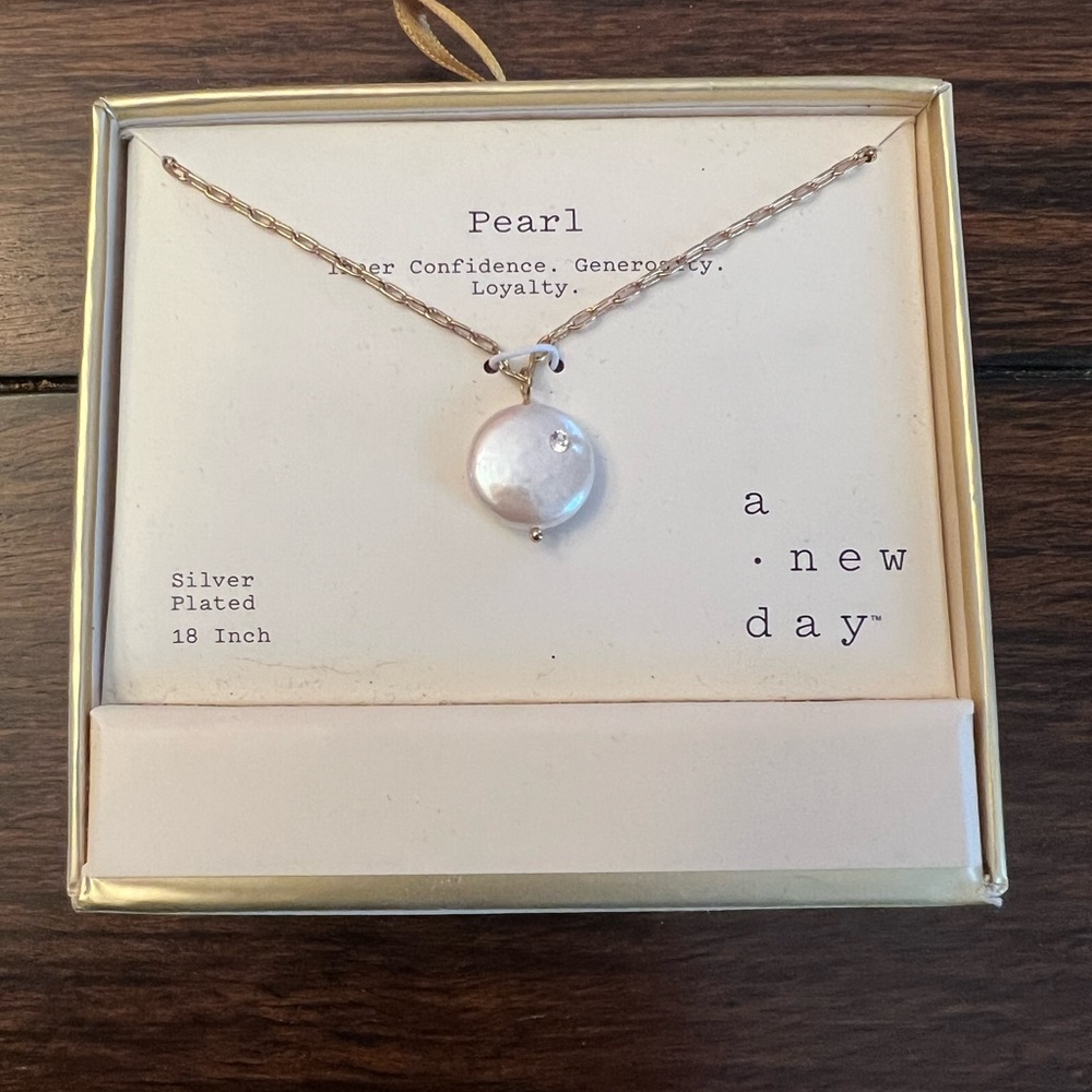 A new day Pearl necklace